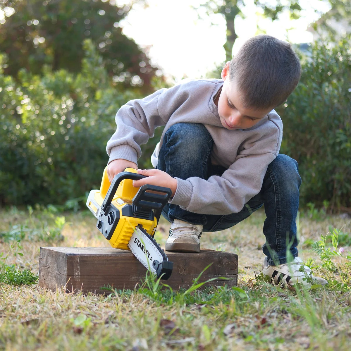 【加拿大直送】Stanley Jr. 兒童仿真園藝電動工具 3 件組合 (電鋸、割草機、修籬機) (運輸時間約需 10 至 14 個工作天)-STEM玩具-Kidrise🧒🏻STEM香港教育玩具｜STEAM科學實驗玩具｜STEM幼兒教育玩具｜啟智早教玩具｜蒙特梭利教具