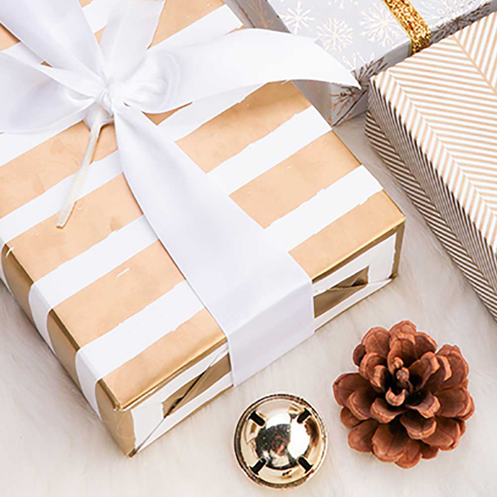 [Charged per toy] Gift wrapping service with floral paper (gold and white terms) Secondary image